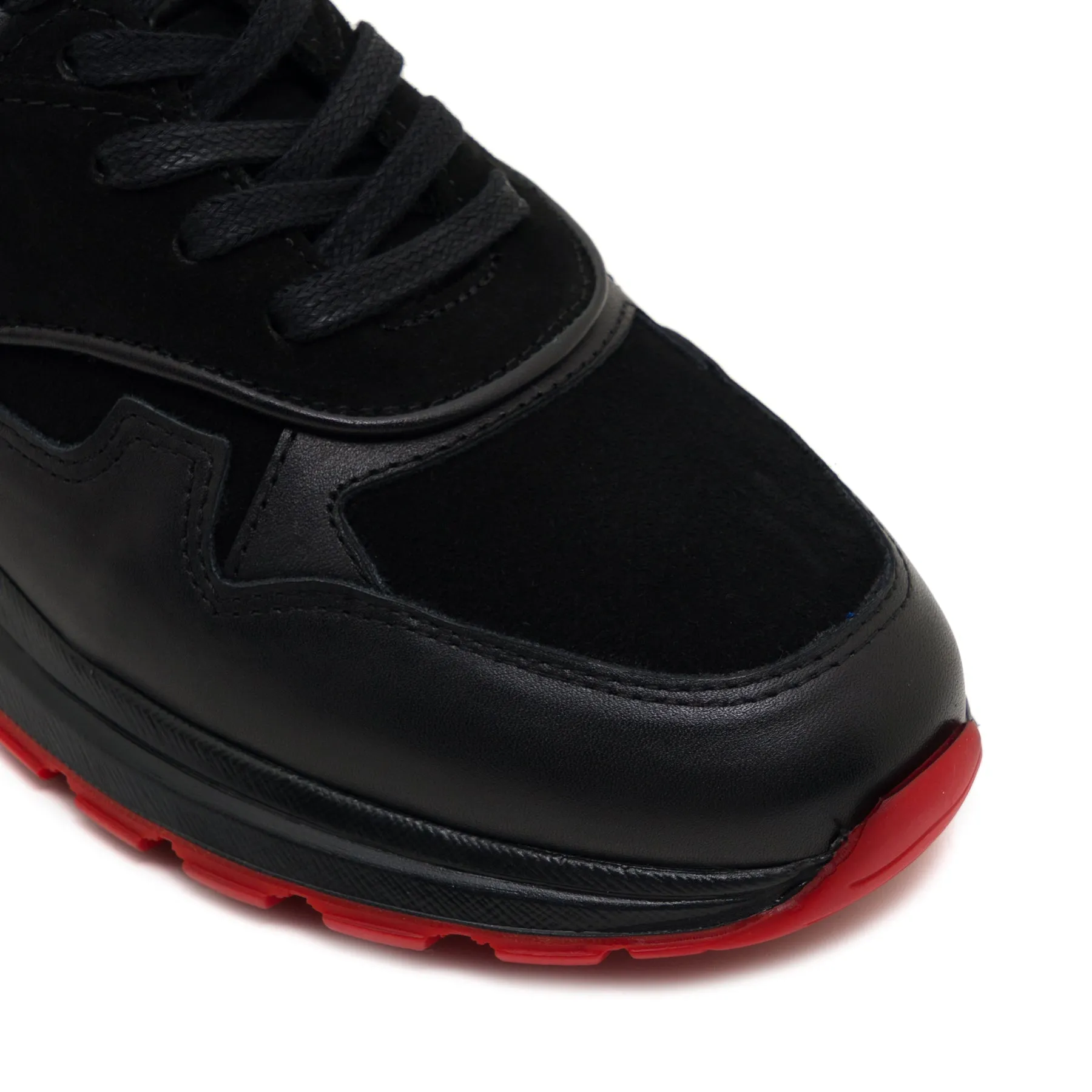 Saga Black Sneaker